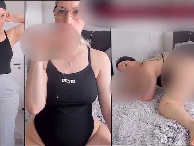 SallySecret's Porno Video: 2 Orgasmen im Badeanzug!! (Rollenspiel)
