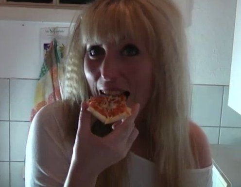 SallySecret Porno Video: Die sper*a-Pizza!!!